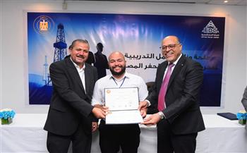  وزير العمل: 97 شهادة لخريجي دورات تدريب مجانية في مجالات الخدمات البترولية 