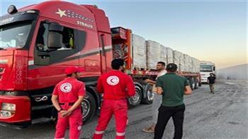 الهلال الأحمر يدفع بـ 3700 طن مساعدات ضمن قافلة «زاد العزة» الـ23 لغزة
