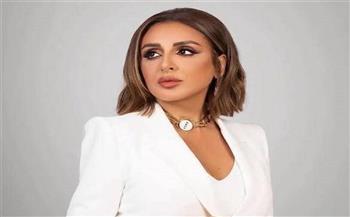 نبيلة عبيد تحتفل بعودة أنغام: "نورتي مصر يا حبيبة قلبي"