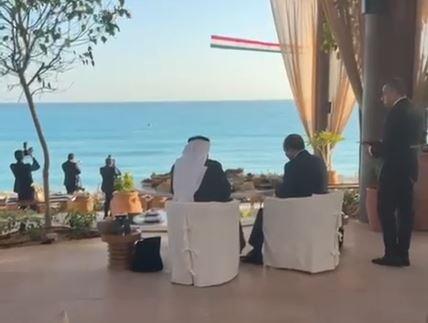 الرئيس السيسي والشيخ بن زايد يتناولان الإفطار على شاطىء البحر في العلمين.. فيديو