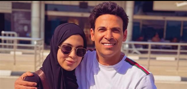 سعد الصغير يودّع ابنته قبل سفرها  للعمرة