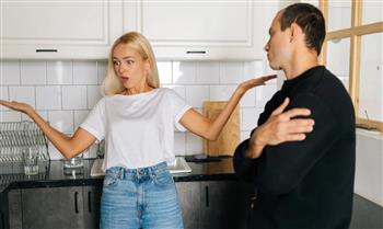 سلوكيات يومية ترهق الزوجة عاطفيا وجسديا دون انتباه الزوج