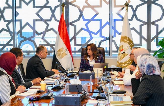 وزيرة التنمية المحلية تستعرض مع فريق عمل مشروع "الغردقة مدينة خضراء" محاور التنفيذ 