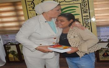 تقديرًا لموقفها النبيل.. رئيسة "القومي للأمومة" تكرم الطفلة "هايدي" وتنصبها سفيرة المجلس للرحمة