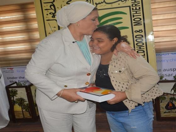 تقديرًا لموقفها النبيل.. رئيسة "القومي للأمومة" تكرم الطفلة "هايدي" وتنصبها سفيرة المجلس للرحمة