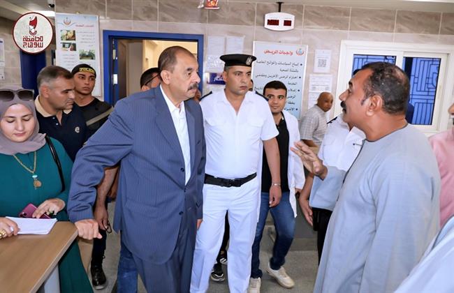 فى جولة مفاجئة بقرية "البربا".. محافظ سوهاج يوقف مسئولين عن العمل ويحيل آخرين للتحقيق 