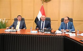  كامل الوزير: وزارة الصناعة تولي اهتماماً بالغاً بصناعة المنسوجات والملابس الجاهزة 