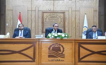 محافظ قنا يبحث مع قيادات التضامن سبل دعم الأسر الأولى بالرعاية وتوسيع مظلة الحماية المجتمعية