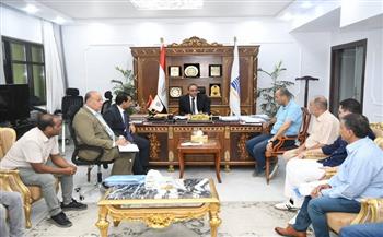 محافظ قنا يتابع مشروع تطوير كورنيش النيل ويبحث خطة التكتل العمراني الشامل