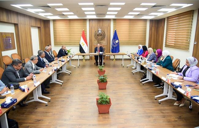 رئيس هيئة الدواء يناقش مع ممثلي شركات التوزيع موقف مبادرة سحب الأدوية منتهية الصلاحية