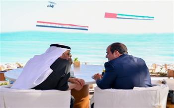 الرئيس السيسي والشيخ بن زايد يتناولان الإفطار على شاطئ البحر في العلمين.. فيديو