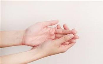 راحة يديك مرآة لصحتك.. إشارات تكشف مشاكلك الجسدية
