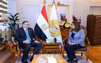 منال عوض تبحث مع التنظيم والإدارة تطوير الهياكل الوظيفية وبناء القدرات