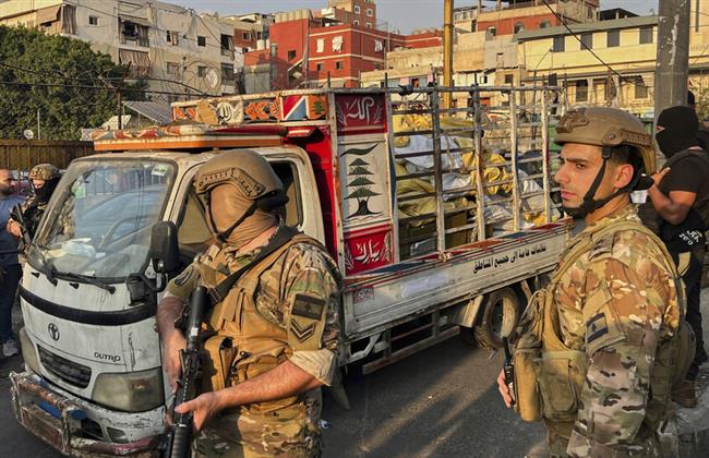 الجيش اللبناني يتسلم أسلحة من مخيمات الرشيدية والبص والبرج الشمالي في صور