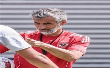 ريبيرو يعقد جلسة مع اللاعبين قبل مران اليوم