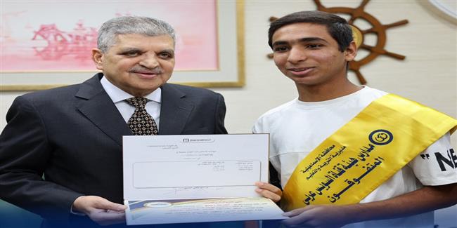 الفريق أسامة ربيع يُكرم أوائل الثانوية العامة والإعدادية بمدارس هيئة قناة السويس