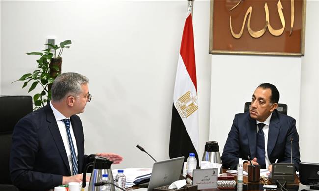 رئيس الوزراء يتابع مع وزير البترول جهود استدامة الإمدادات والرقابة على توزيع الوقود  