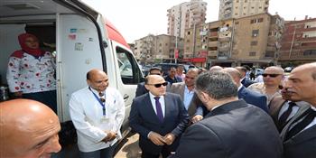 محافظ كفرالشيخ يتفقد الخدمات المتنقلة على هامش معرض «أهلاً مدارس»