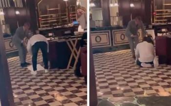 مهاجر يؤدّي الصلاة داخل مطعم إيطالي.. جدل بسبب رد الفعل (فيديو)