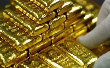 الذهب يحقق مكاسب شهرية مدعومًا بضعف الدولار وآمال خفض الفائدة الأمريكية