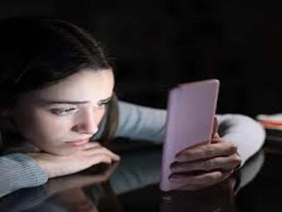 لماذا تشعر الفتيات بالنقص أمام صور السوشيال ميديا؟.. علم النفس يوضح