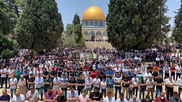 عشرات الآلاف من الفلسطينيين يؤدون صلاة الجمعة في المسجد الأقصى