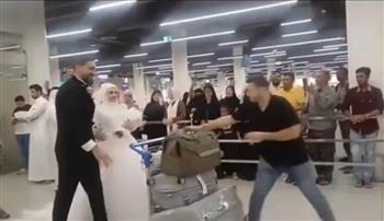 فيديو مبهج.. استقبال عروسين مصريين بالزغاريد في مطار أبها السعودي