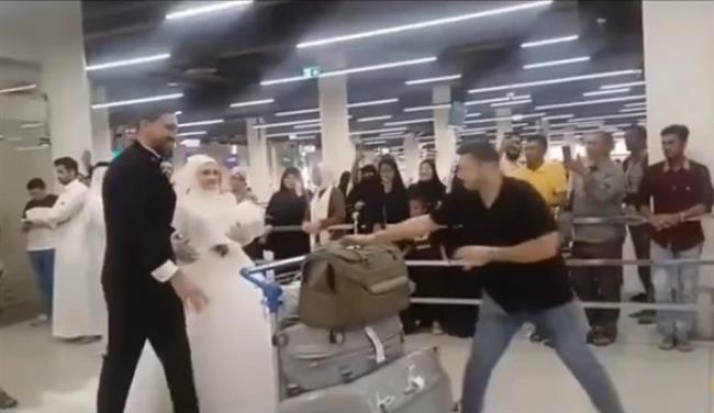 فيديو مبهج.. استقبال عروسين مصريين بالزغاريد في مطار أبها السعودي