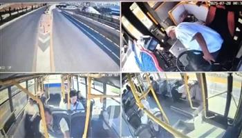 سائق حافلة يتوفى فجأة على طريق جبلي.. فيديو كارثي