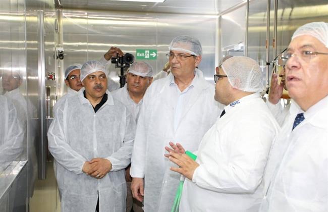 وزير الزراعة ومحافظ الشرقية يتفقدان أكبر مصنع لإنتاج اللقاحات البيطرية في الشرق الأوسط وأفريقيا