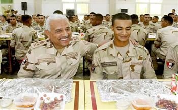 الفريق أول عبد المجيد صقر يلتقى عدداً من مقاتلى الجيش الثانى الميدانى وكلية الضباط الإحتياط ومعهد ضباط الصف 