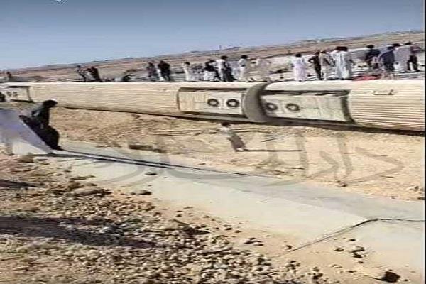 انقلاب عربة قطار غرب مدينة الضبعة وأنباء عن وجود وفيات ومصابين| صور