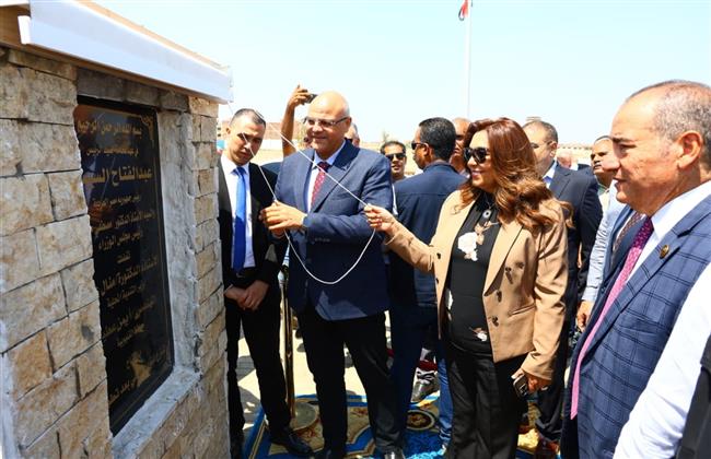 وزيرة التنمية المحلية ومحافظ القليوبية يفتتحان تطوير شارع نبوية موسى وكوبري مشاه المجمع الإسلامي 