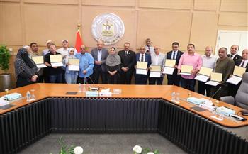 وزير الكهرباء يسلم عددا من العاملين المتميزين شهادات تقدير ورحلات عمرة مجانية