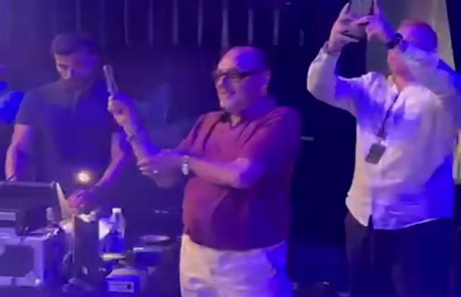 رامي صبري يتألق في حفل دبي.. ووالده يخطف الأنظار على المسرح