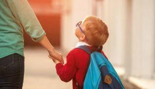 للأمهات.. 7 أسباب تدفعك لمشاركة طفلك في الحفلات المدرسة