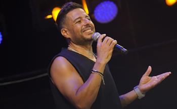 حماقي يشعل "ليالي مراسي" بالساحل.. ويهدي جمهوره أغنية "مصر بحبها"