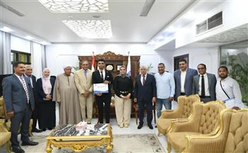 محافظ قنا يسلم عقود عمل لأوائل خريجي مدرسة مياه الشرب والصرف الصحي