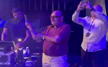 رامي صبري يتألق في حفل دبي.. ووالده يخطف الأنظار على المسرح