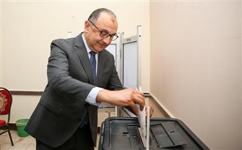 وزير قطاع الأعمال العام يُدلي بصوته في انتخابات مجلس الشيوخ بالتجمع الخامس