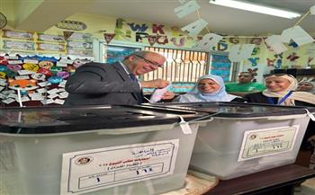 وزير الطيران المدني يُدلي بصوته في انتخابات مجلس الشيوخ بمصر الجديدة