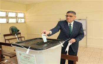 محافظ الجيزة يُدلي بصوته بانتخابات مجلس الشيوخ ويطمئن على انتظام سير العملية الانتخابية
