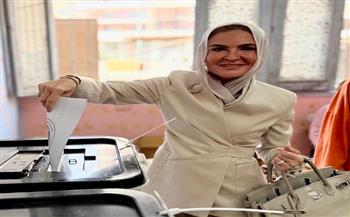 سحر نصر تدلي بصوتها في انتخابات مجلس الشيوخ بمعهد فتيات مصر الجديدة