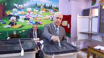 رئيس الهيئة الوطنية للصحافة يدلي بصوته في انتخابات مجلس الشيوخ 2025