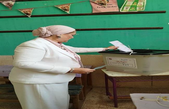 رئيسة «قومي الطفولة» تُدلي بصوتها في انتخابات مجلس الشيوخ بمدينة الشيخ زايد