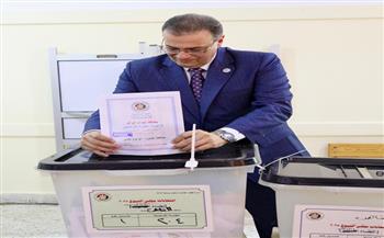 رئيس جهاز التنظيم والإدارة يُدلي بصوته في انتخابات مجلس الشيوخ