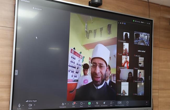 وزير الأوقاف يلتقى بالمتابعين المحليين للمجلس القومي للمرأة خلال الإدلاء بصوته بانتخابات الشيوخ