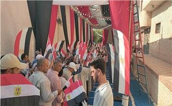 أجواء اليوم الثاني من انتخابات الشيوخ.. غياب لافتات المرشحين وارتفاع علم مصر والأغاني الوطنية