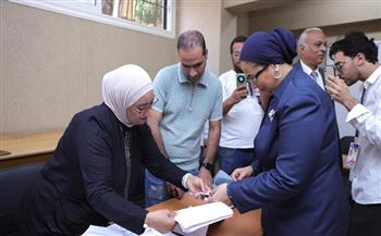 المستشارة أمل عمار تدلي بصوتها في انتخابات مجلس الشيوخ 2025  