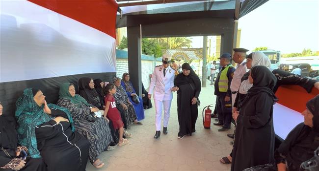  الشرطة تساند كبار السن للإدلاء  بأصواتهم فى انتخابات مجلس الشيوخ